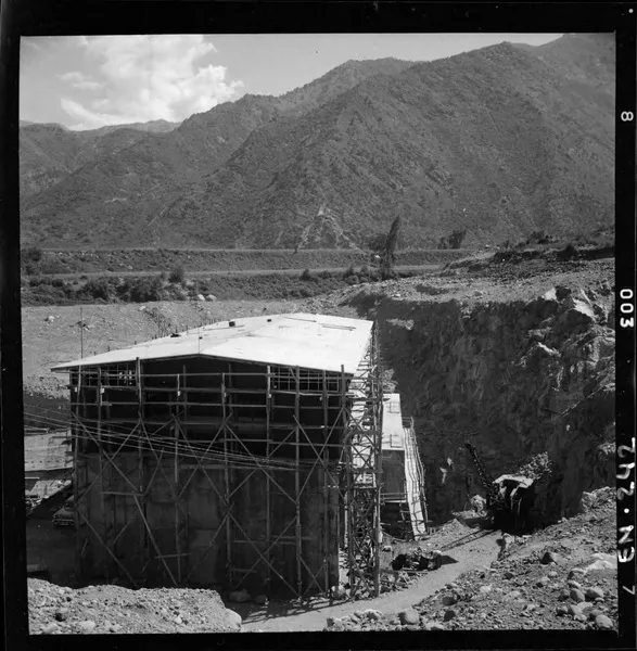 [Construcción de la casa de máquinas]  [fotografía] Luis Ladrón de Guevara.