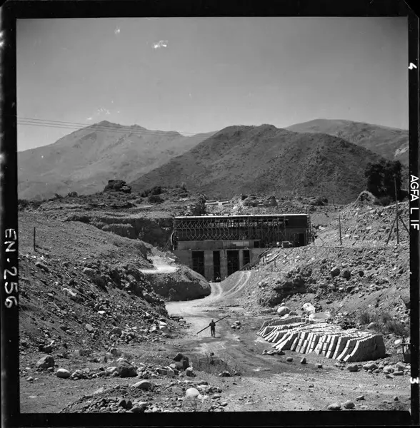 [Construcción casa de máquinas]  [fotografía] Luis Ladrón de Guevara.