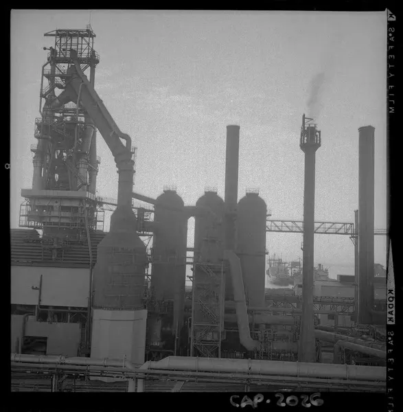 [Compañía de Acero del Pacífico : Planta Siderúrgica de Huachipato] [fotografía] Luis Ladrón de Guevara.
