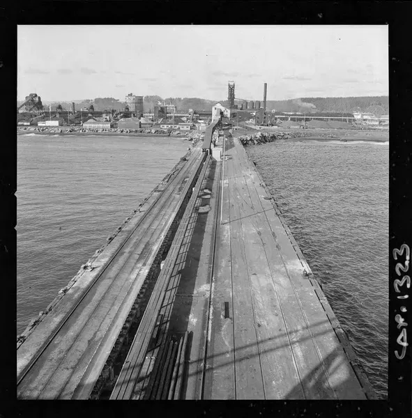 [Compañía de Acero del Pacífico; vista del muelle de la Bahía de San Vicente]  [fotografía] Luis Ladrón de Guevara.