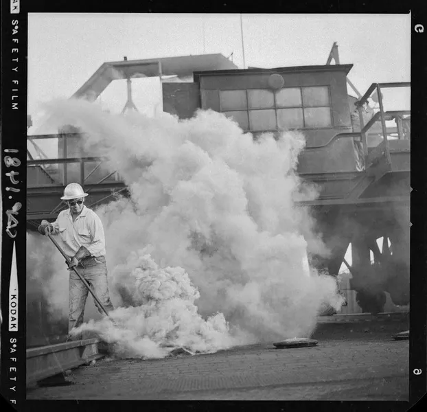 [Compañía de Acero del Pacífico : Coquería Huachipato] [fotografía] Luis Ladrón de Guevara.