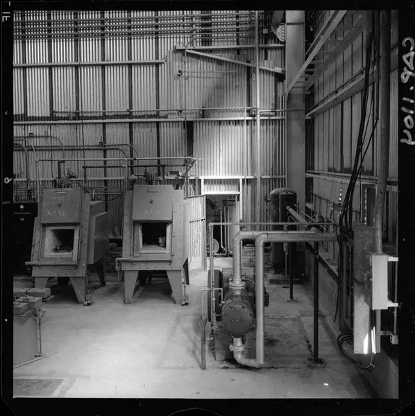 [Compañía de Acero del Pacífico : Planta Siderúrgica de Huachipato; hornos "Lindberg" para fundición] [fotografía] Luis Ladrón de Guevara.