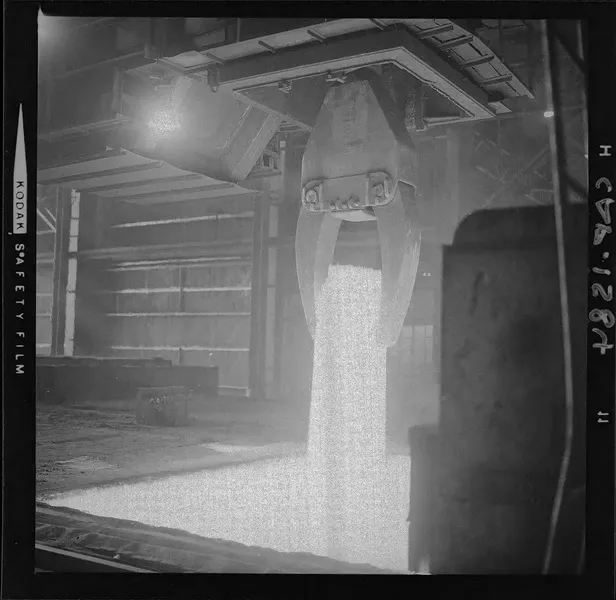 [Compañía de Acero del Pacífico : Alto Horno, fundición de acero Huachipato] [fotografía] Luis Ladrón de Guevara.