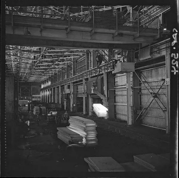 [Compañía de Acero del Pacífico : Alto Horno, fundición de acero Huachipato; proceso de laminación] [fotografía] Luis Ladrón de Guevara.