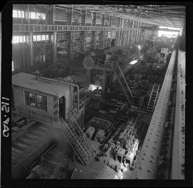 [Compañía de Acero del Pacífico : Alto Horno, fundición de acero Huachipato; instalaciones para el proceso de laminación] [fotografía] Luis Ladrón de Guevara.