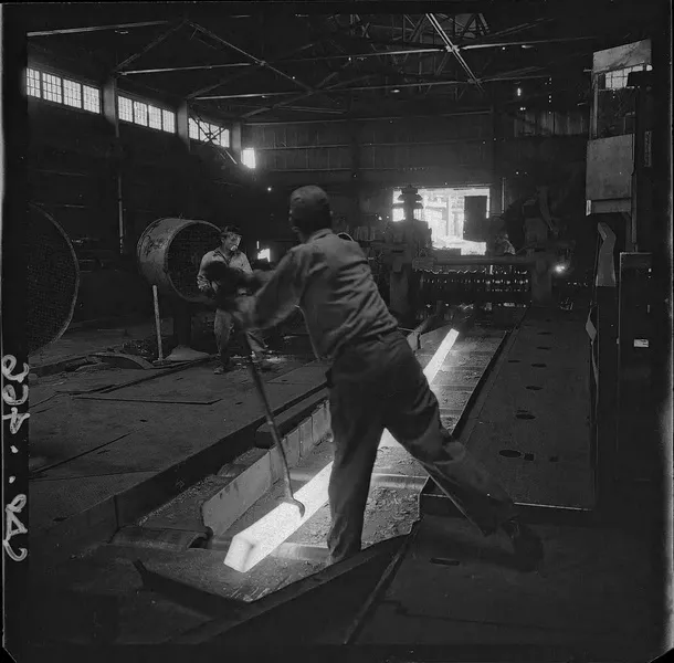 [Compañía de Acero del Pacífico : Alto Horno, fundición de acero Huachipato; trabajadores en el proceso de laminación] [fotografía] Luis Ladrón de Guevara.