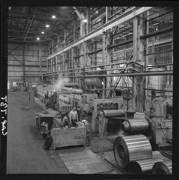 [Compañía de Acero del Pacífico : Alto Horno, fundición de acero Huachipato; instalaciones interiores] [fotografía] Luis Ladrón de Guevara.