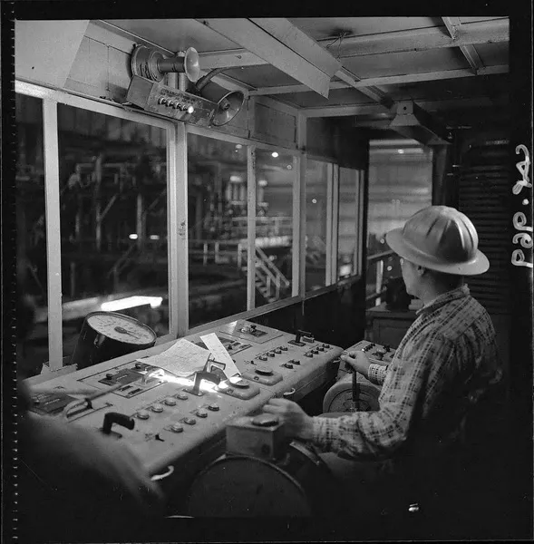 [Compañía de Acero del Pacífico : Alto Horno, fundición de acero Huachipato; operador en sala de control, área laminación] [fotografía] Luis Ladrón de Guevara.