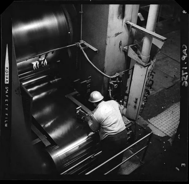 Trabajador en el proceso de laminación en la fundición de acero  [fotografía] Luis Ladrón de Guevara.