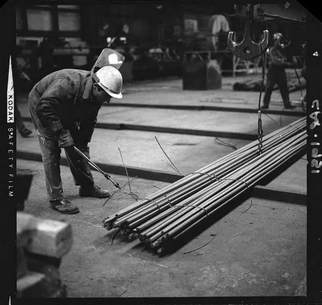 [Compañía de Acero del Pacífico : Planta siderúrgica Huahipato; barras redondas] [fotografía] Luis Ladrón de Guevara.