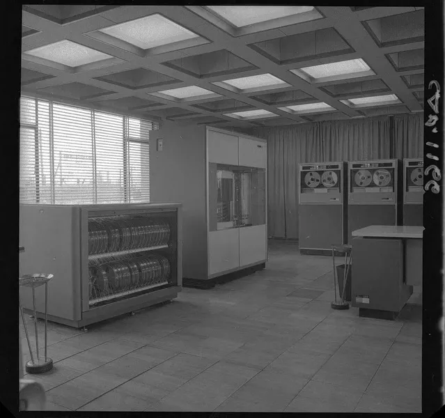 [Compañía de Acero del Pacífico : Planta siderúrgica Huachipato: Sala de procesamiento de cintas de grabación] [fotografía] Luis Ladrón de Guevara.