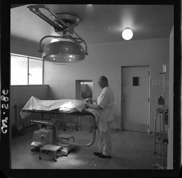 [Compañía de Acero del Pacífico : Planta siderúrgica Huachipato: Sala de enfermería] [fotografía] Luis Ladrón de Guevara.