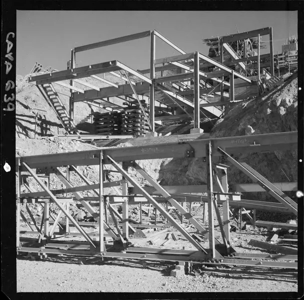 [Obras de construcción, estructura metálica; mina "El Algarrobo"]  [fotografía] Luis Ladrón de Guevara.
