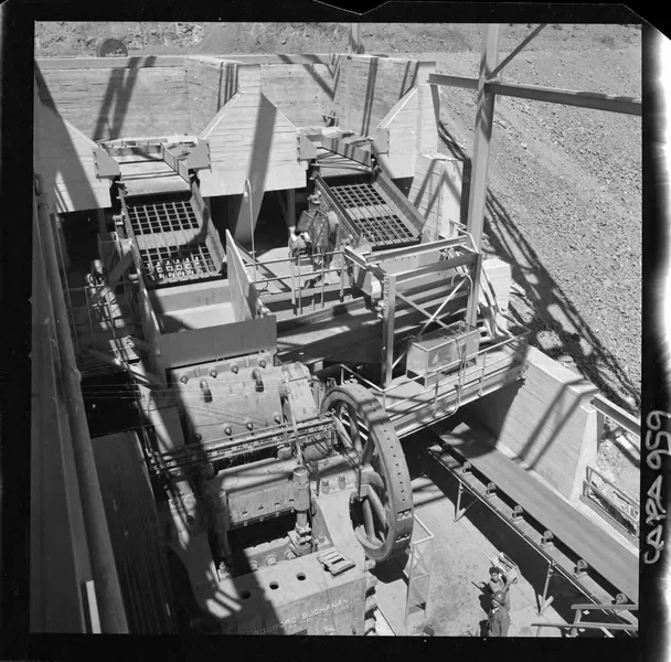 [Obras de construcción, equipo de minería Birdsboro-Buchanan; mina "El Algarrobo"]  [fotografía] Luis Ladrón de Guevara.