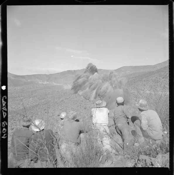 [Mineros observan tronadura, mina "El Algarrobo"]  [fotografía] Luis Ladrón de Guevara.