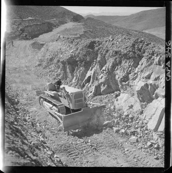 [Equipo de minería "Caterpillar", mineral "El Algarrobo"]  [fotografía] Luis Ladrón de Guevara.