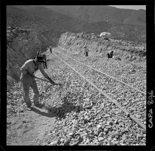 [Trabajos en la línea férrea que transporta el hierro de "El Algarrobo" hasta el puerto de Huasco]  [fotografía] Luis Ladrón de Guevara.