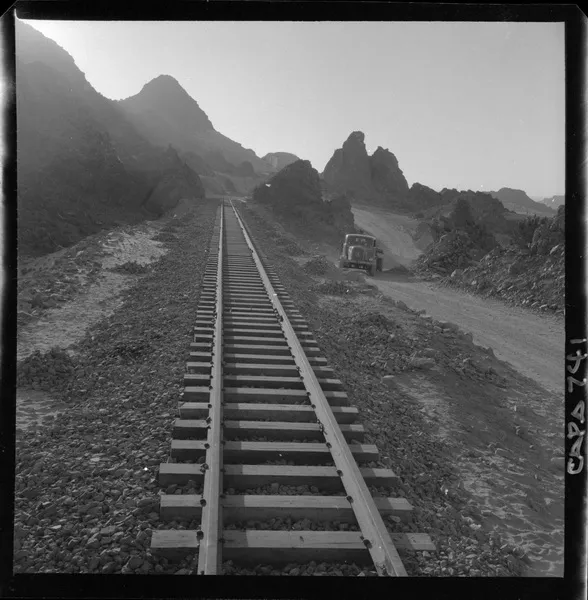 [Línea férrea del Mineral "El Algarrobo", transporta el hierro hasta el puerto de Huasco]  [fotografía] Luis Ladrón de Guevara.