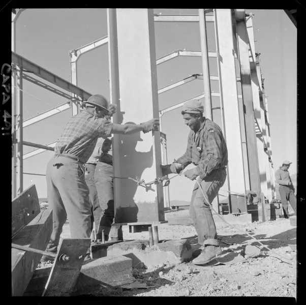 [Construcción de la maestranza, mina "El Algarrobo"]  [fotografía] Luis Ladrón de Guevara.