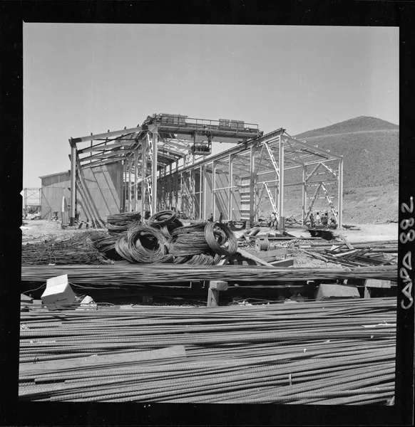 [Construcción de la maestranza, mina "El Algarrobo"]  [fotografía] Luis Ladrón de Guevara.