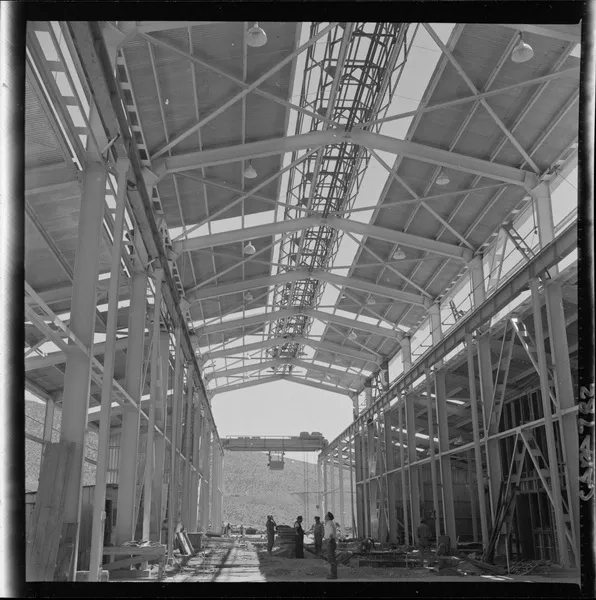 [Construcción de la maestranza, mina "El Algarrobo"]  [fotografía] Luis Ladrón de Guevara.