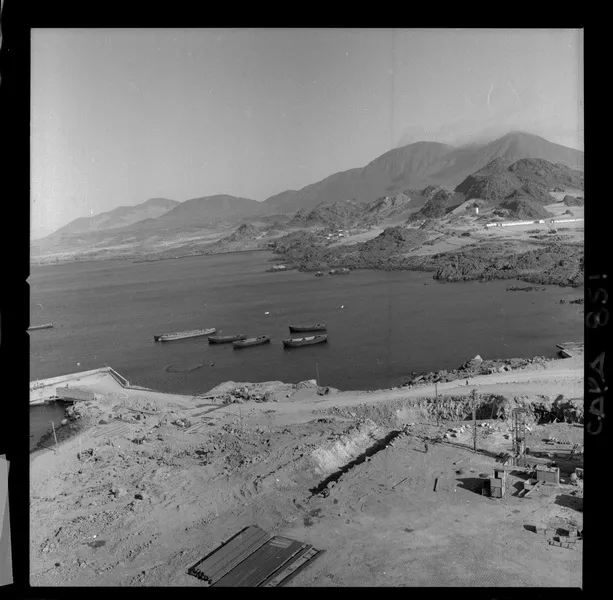 [Puerto de embarque, minerales del yacimiento "El Algarrobo"]  [fotografía] Luis Ladrón de Guevara.
