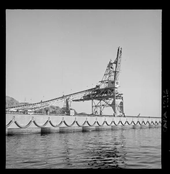 [Puerto de embarque; faja transportadora de minerales, yacimiento "El Algarrobo"]  [fotografía] Luis Ladrón de Guevara.