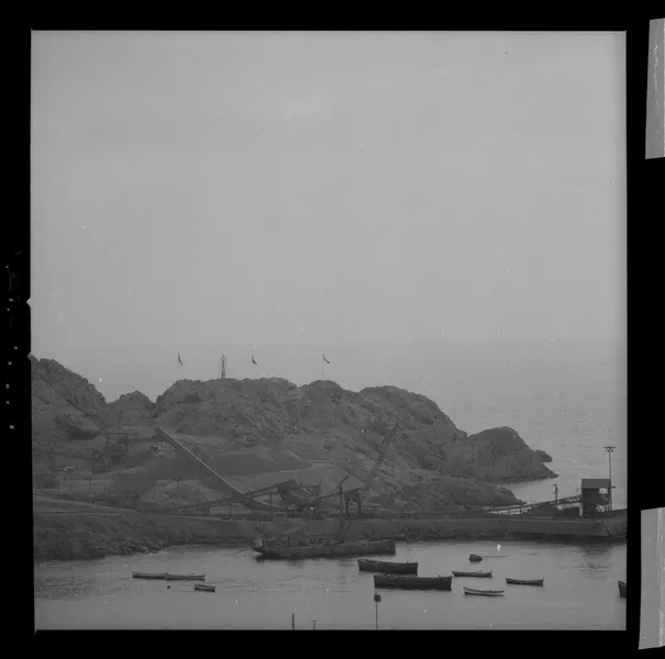 [Puerto de embarque; faja transportadora de minerales, yacimiento "El Algarrobo"]  [fotografía] Luis Ladrón de Guevara.