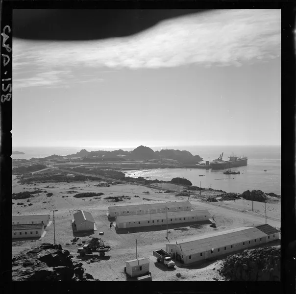 [Puerto de embarque, minerales del yacimiento "El Algarrobo"]  [fotografía] Luis Ladrón de Guevara.
