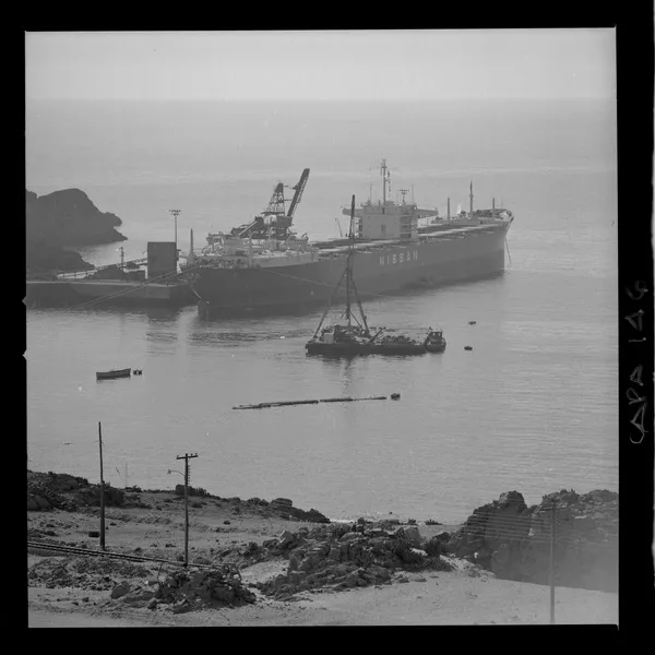 [Puerto de embarque, minerales del yacimiento "El Algarrobo"]  [fotografía] Luis Ladrón de Guevara.