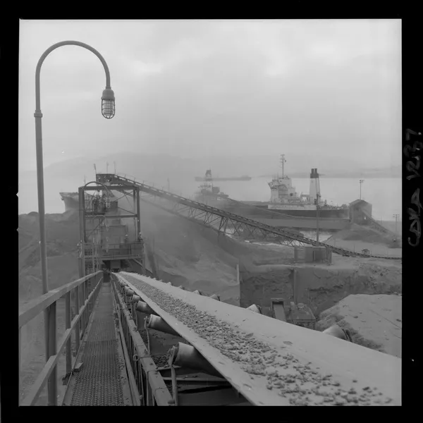 [Puerto de embarque, minerales del yacimiento "El Algarrobo"]  [fotografía] Luis Ladrón de Guevara.