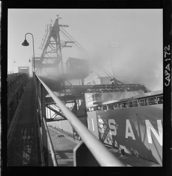 [Grúa de embarque junto al barco "Nissan"]  [fotografía] Luis Ladrón de Guevara.