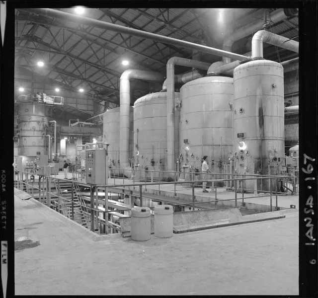 [Iansa (Chile) : Planta Linares; equipo de proceso de la firma alemana BMA] [fotografía] Luis Ladrón de Guevara.