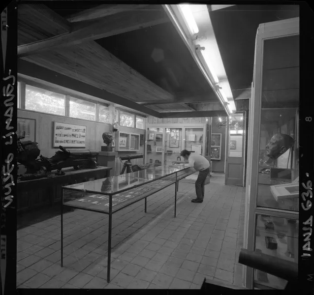 [Museo de Arte y Artesanía de Linares : Sala de exhibición de colecciones] [fotografía] Luis Ladrón de Guevara.