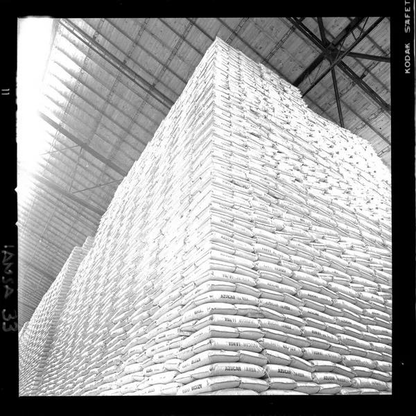 [Iansa (Chile) : Planta Cocharcas : Producto envasado y etiquetado para el consumo de azúcar] [fotografía] Luis Ladrón de Guevara.