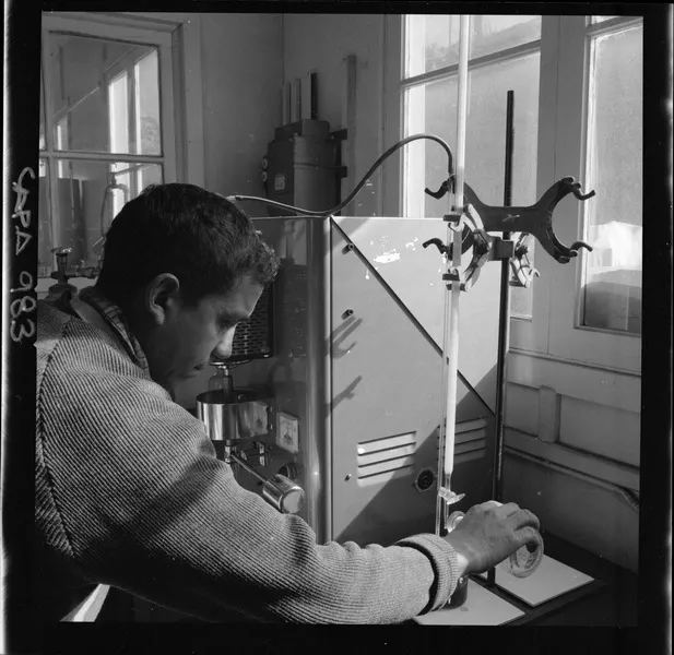 [Prospección minera, "El Algarrobo"; análisis en laboratorio]  [fotografía] Luis Ladrón de Guevara.