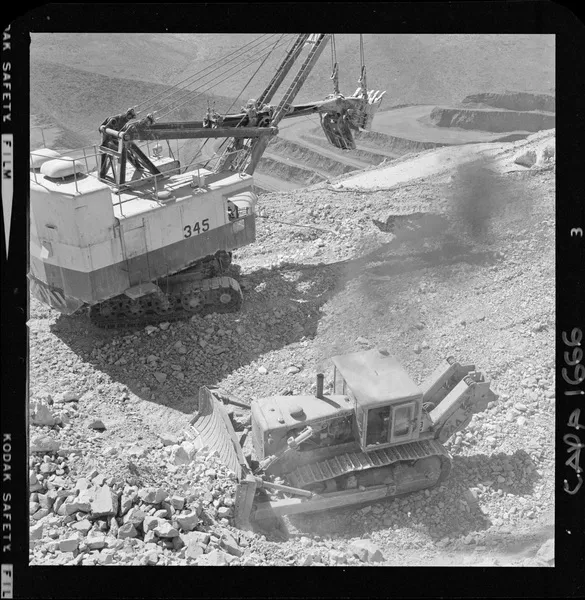 [Excavadora en operaciones, exterior mina "El Algarrobo"]  [fotografía] Luis Ladrón de Guevara.