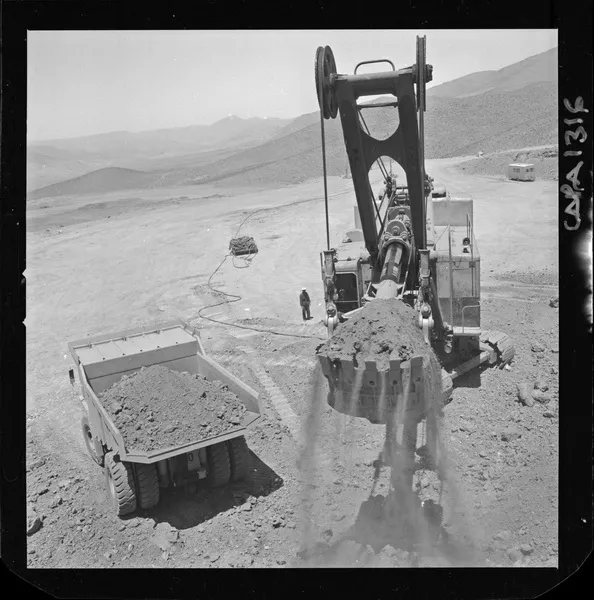 [Equipo de movimiento de tierras "LeTourneau - Westinghouse", exterior mina "El Algarrobo"]  [fotografía] Luis Ladrón de Guevara.