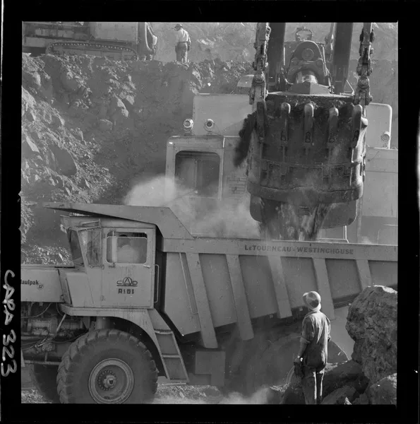 [Equipo de movimiento de tierras "LeTourneau - Westinghouse", exterior mina "El Algarrobo"]  [fotografía] Luis Ladrón de Guevara.