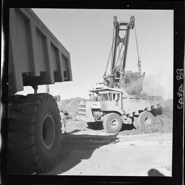[Equipo de movimiento de tierras "LeTourneau - Westinghouse", exterior mina "El Algarrobo"]  [fotografía] Luis Ladrón de Guevara.