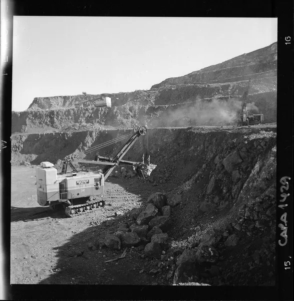 [Excavadora "Bucyrus Eire" modelo 110 B, exterior mina "El Algarrobo"]  [fotografía] Luis Ladrón de Guevara.