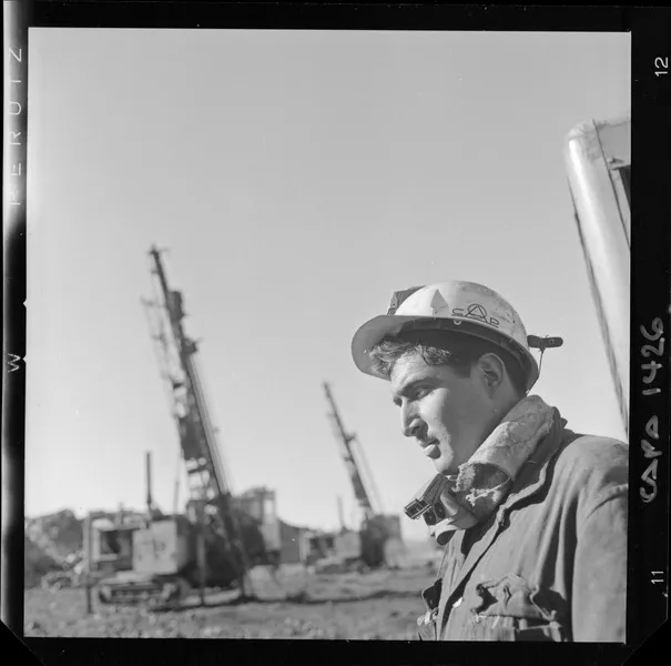 [Trabajador y equipo minero, exterior mina "El Algarrobo"]  [fotografía] Luis Ladrón de Guevara.