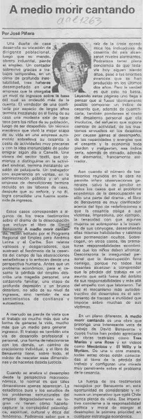 A medio morir cantando  [artículo] José Piñera.