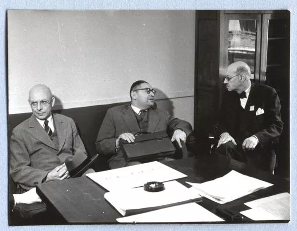 [Guillermo Feliú Cruz con un grupo de personas]  [fotografía].