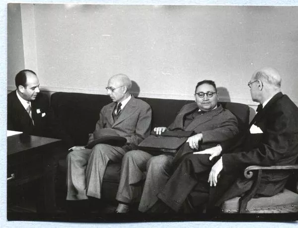 [Guillermo Feliú Cruz con un grupo de personas]  [fotografía].