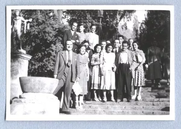 [Amigos ecuatorianos de Guillermo Feliú Cruz, Parque Arrieta], Peñalolén, 1949  [fotografía].