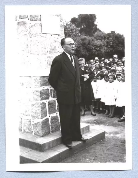 [Inauguración de monolito de José Toribio Medina, en Av. Barros Luco, año 1952]  [fotografía].