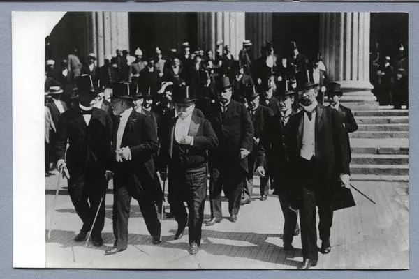 [Ramón Barros Luco al entregar a J. L. Sanfuentes el mando, 23 de dic. de 1915]  [fotografía].