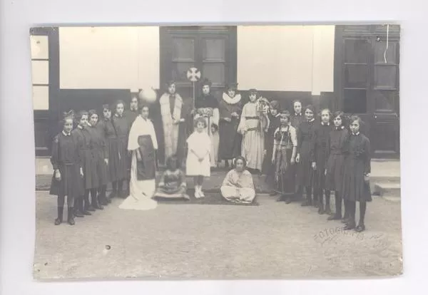[Inés Silva Urzúa, futura esposa de Guillermo Feliú Cruz, a los 15 años en el Colegio de las Carmelitas]  [fotografía].