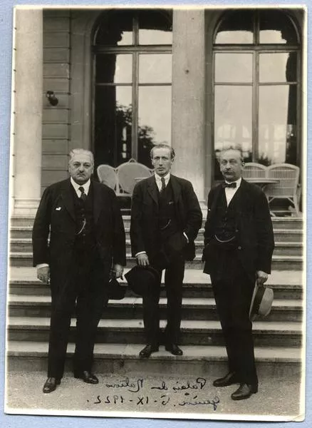 [Manuel Rivas Vicuña con dos personas no identificadas]  [fotografía].